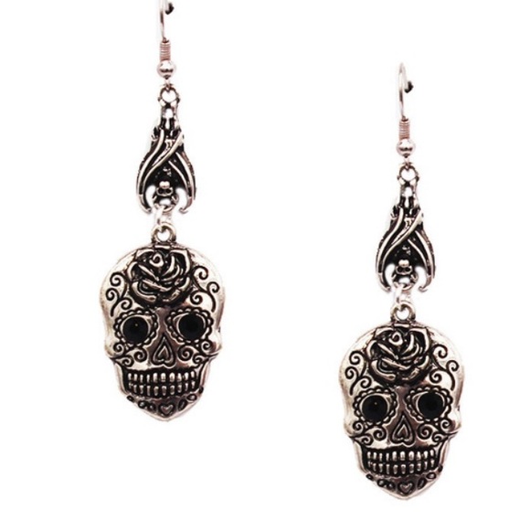 **Host Pick!! NEW Skull inverted bat earrings - Picture 1 of 3
